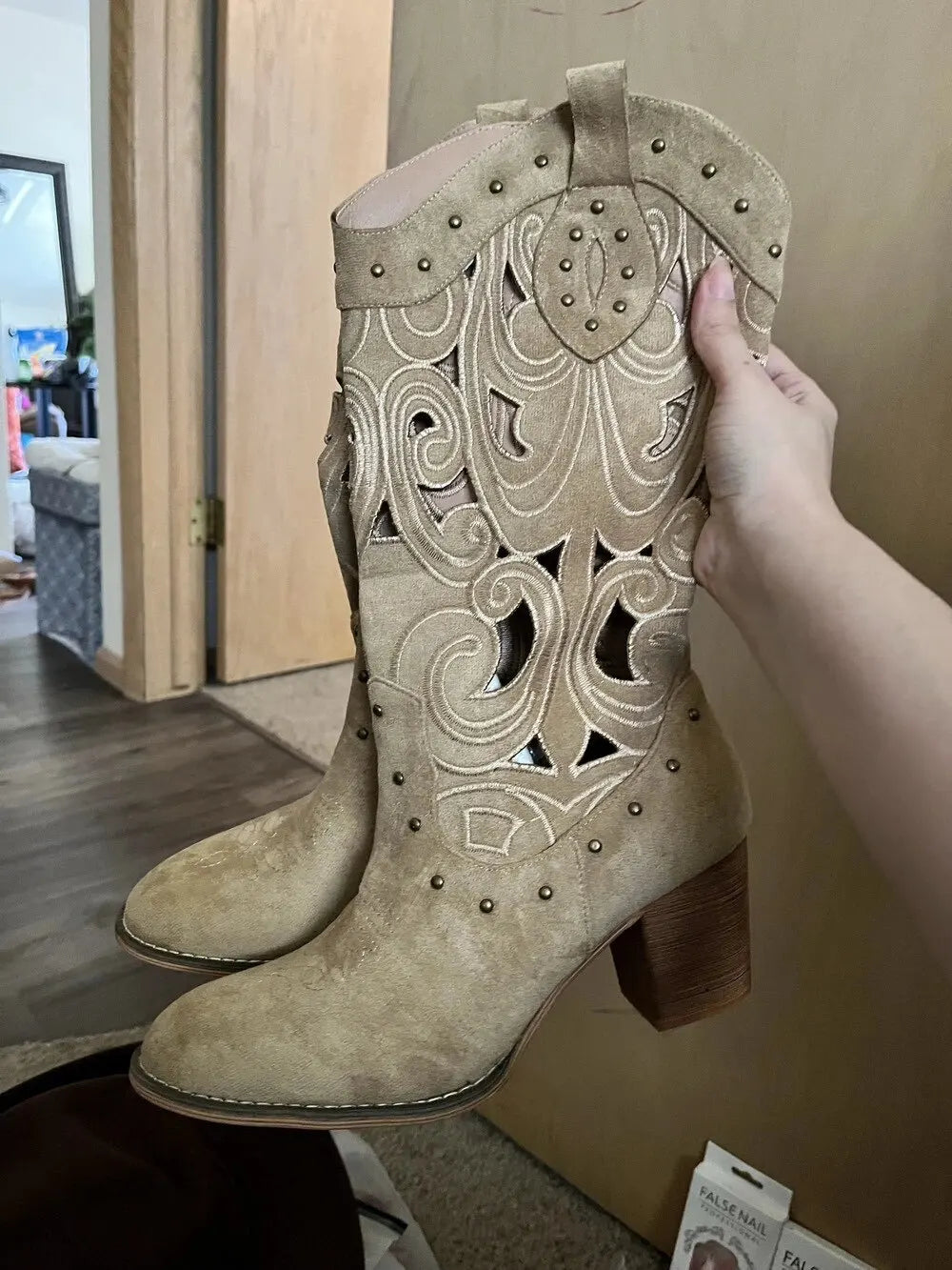 2026 Women's Summer Retro Round Toe Chunky Heels Vegan Suede Western Boots with Hollow Design and Rivets Cowboy Boots Shoes