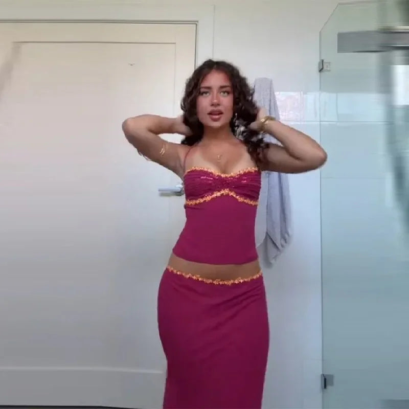 Ensembles assortis d'été tendance avec crop top dos nu, corset, jupe sirène taille basse, tenues de plage sexy et stylées pour femme.