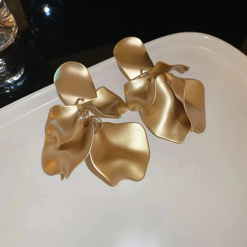 Solid Color Twisted Smooth Rose Flower Petal Dangle Earrings Women Vintage Fashion Elegant Large Piece Exaggerated Jewelry K-