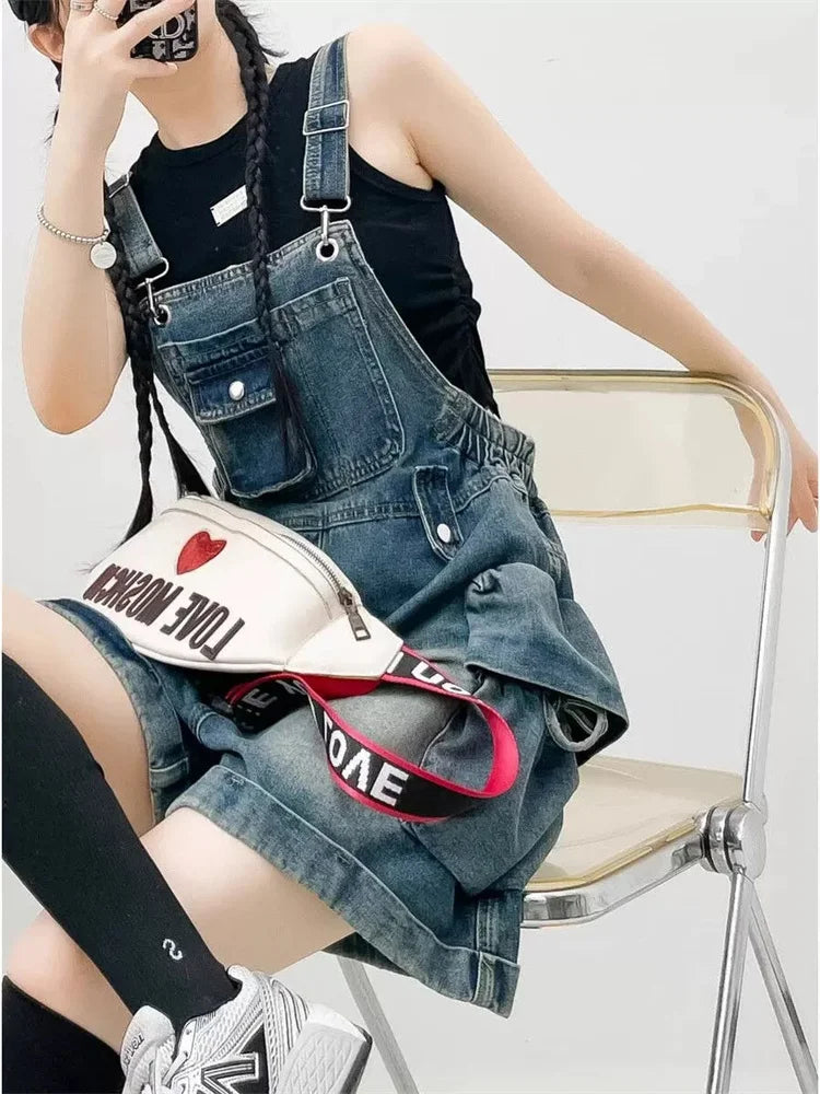 Salopette en jean American Vintage pour femme, coupe ample, jambes larges, style jeune, combishort ajusté.