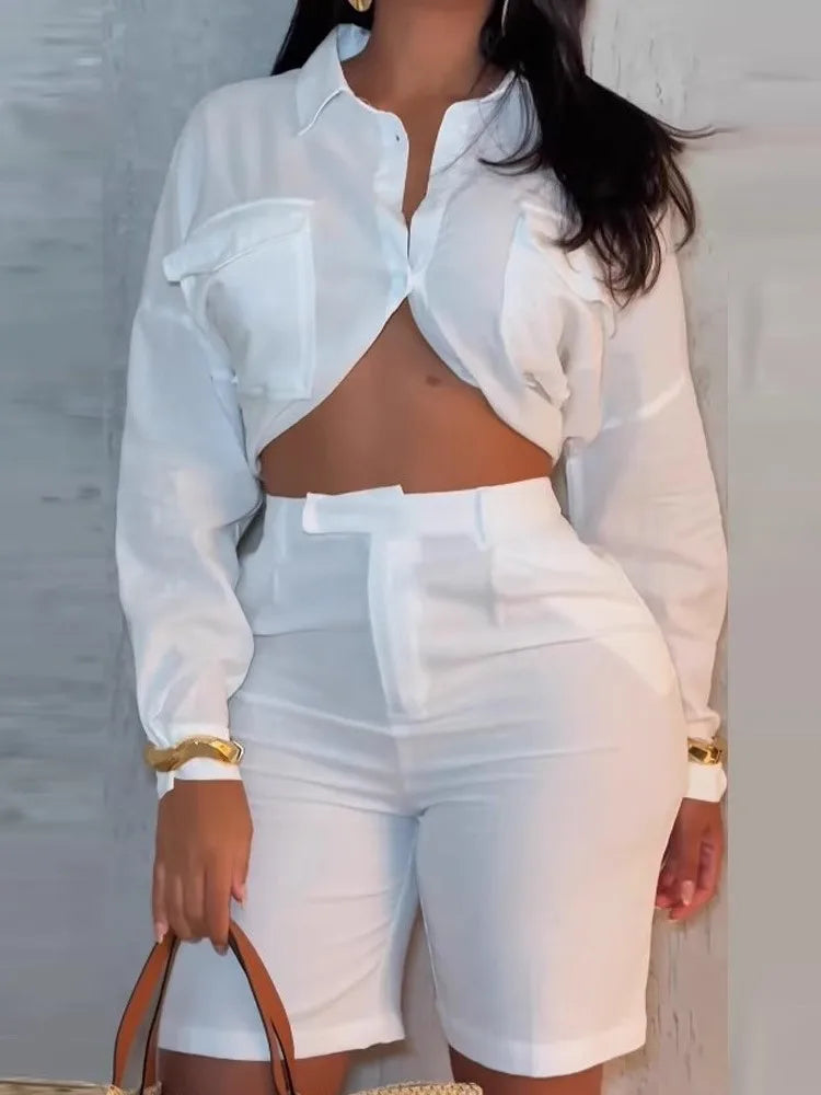 Ensembles deux pièces pour femmes, costume élégant et tempérament, chemise ample à manches longues blanche, taille exposée, short taille haute, costume pour femmes.